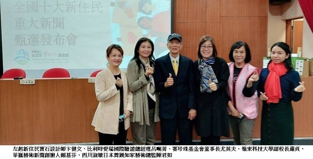 可能是 6 個人和大家站著的圖像