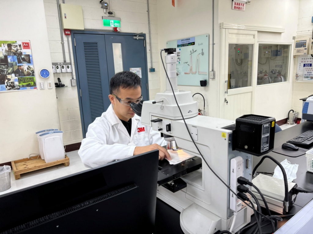 3M 在濾淨及靜電不織布領域鑽研超過50年頭,每每推出一項新產品,必經過楊梅廠專業實驗室的層層嚴謹測試和把關。