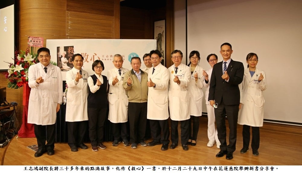 可能是 10 個人、大家站著和室內的圖像