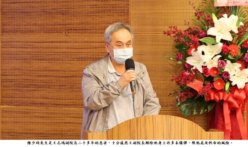 可能是 1 人、花和文字的圖像