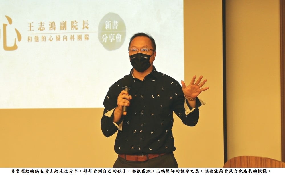 可能是 1 人、站立和文字的圖像