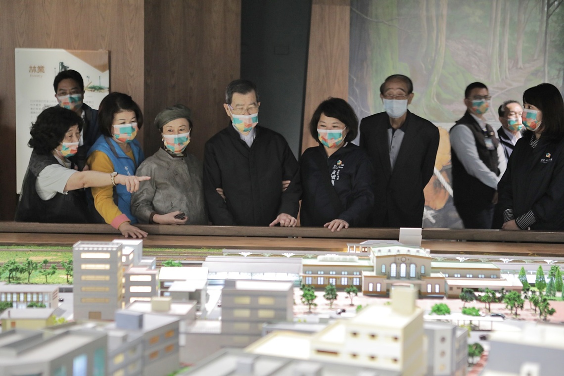 「微笑老蕭」回嘉逛台灣設計展 大讚嘉義市長黃敏惠施政有方