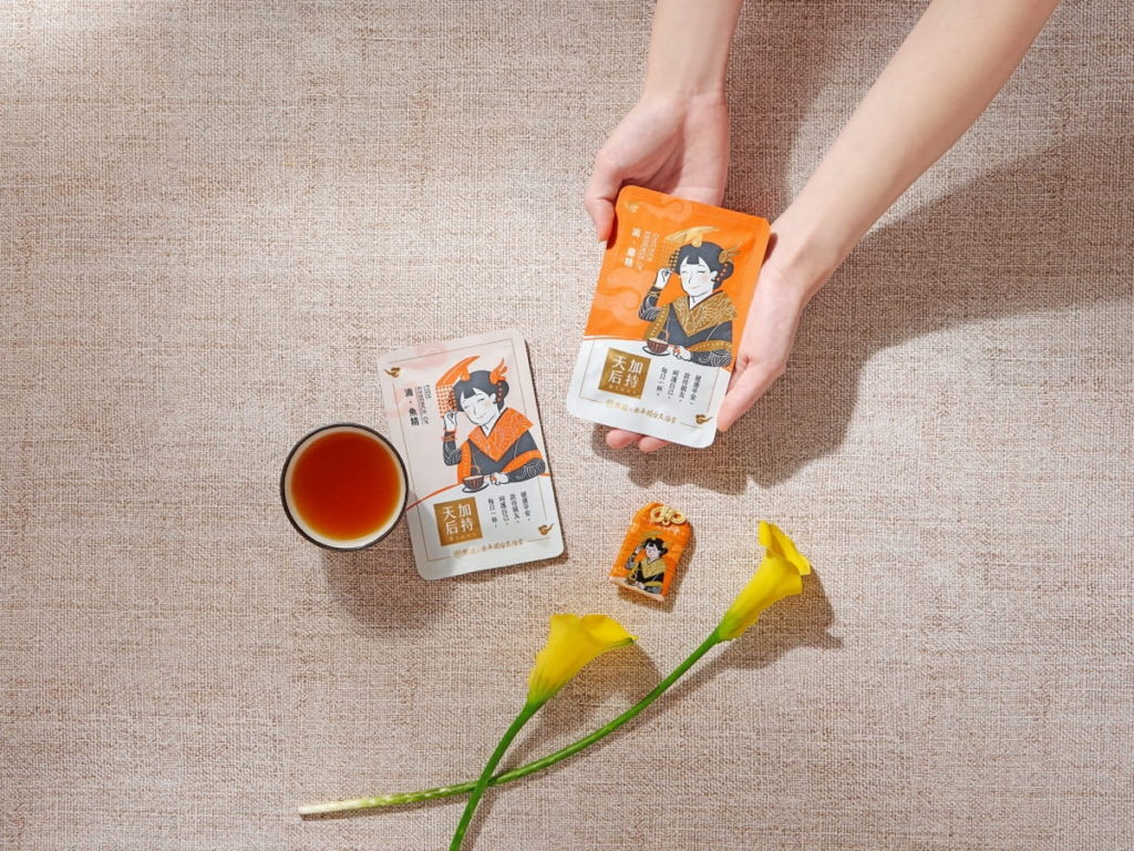 芳茲生技守護全家人健康的堅持,日月養生滴雞精堅持使用吃益生菌與酵素的90天以上成年健康紅羽土雞,雞隻都有產銷履歷安心溯源,隻隻都是健康模範生