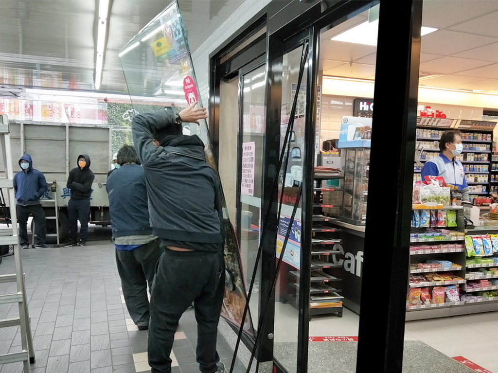 萊爾富將於本月31日拆除信義商圈信彩門市大門、櫥窗玻璃,同時增10倍人力與10倍備貨量應戰,以利縮短排隊結帳時間。(2020資料照)
