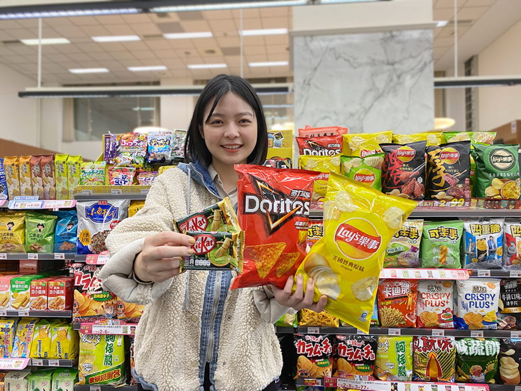 因應民眾居家或外出跨年的飲食需求,萊爾富即起推出逾百項零食飲品第2件0元起,優惠至1月18日止。