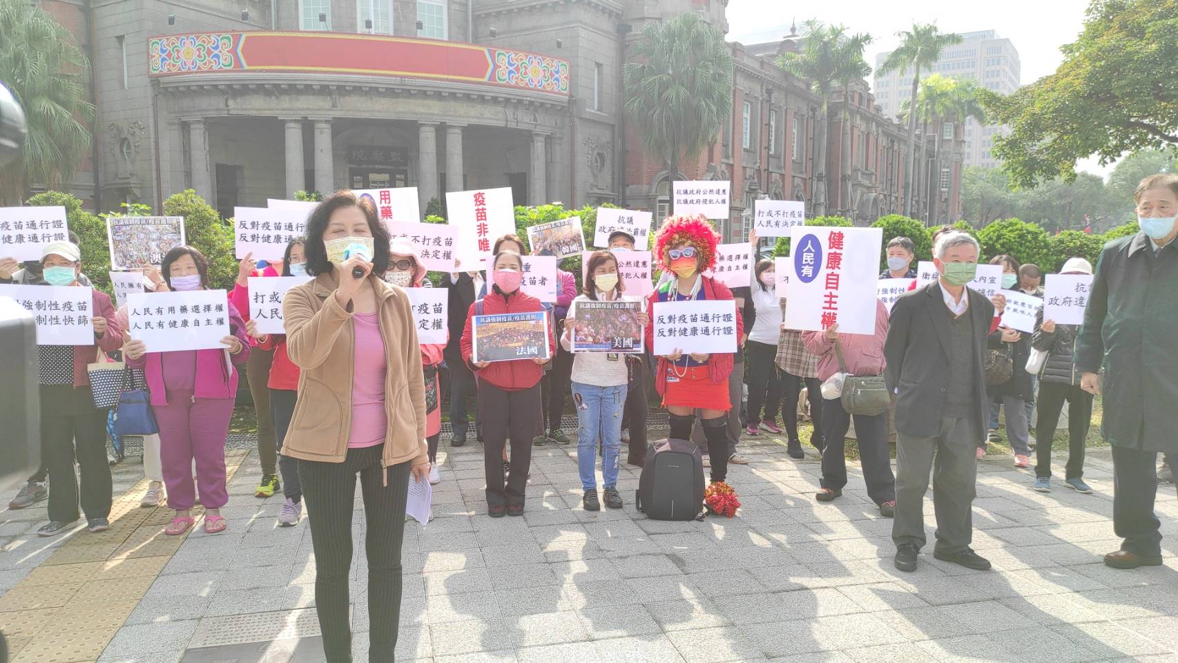 【有影】楊志良鍾琴帶隊抗議 指控陳時中強制民眾打疫苗、快篩違憲 76 1185324