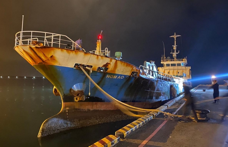 漂流到澎湖白沙海域貝里斯籍雜貨輪拖進馬公港