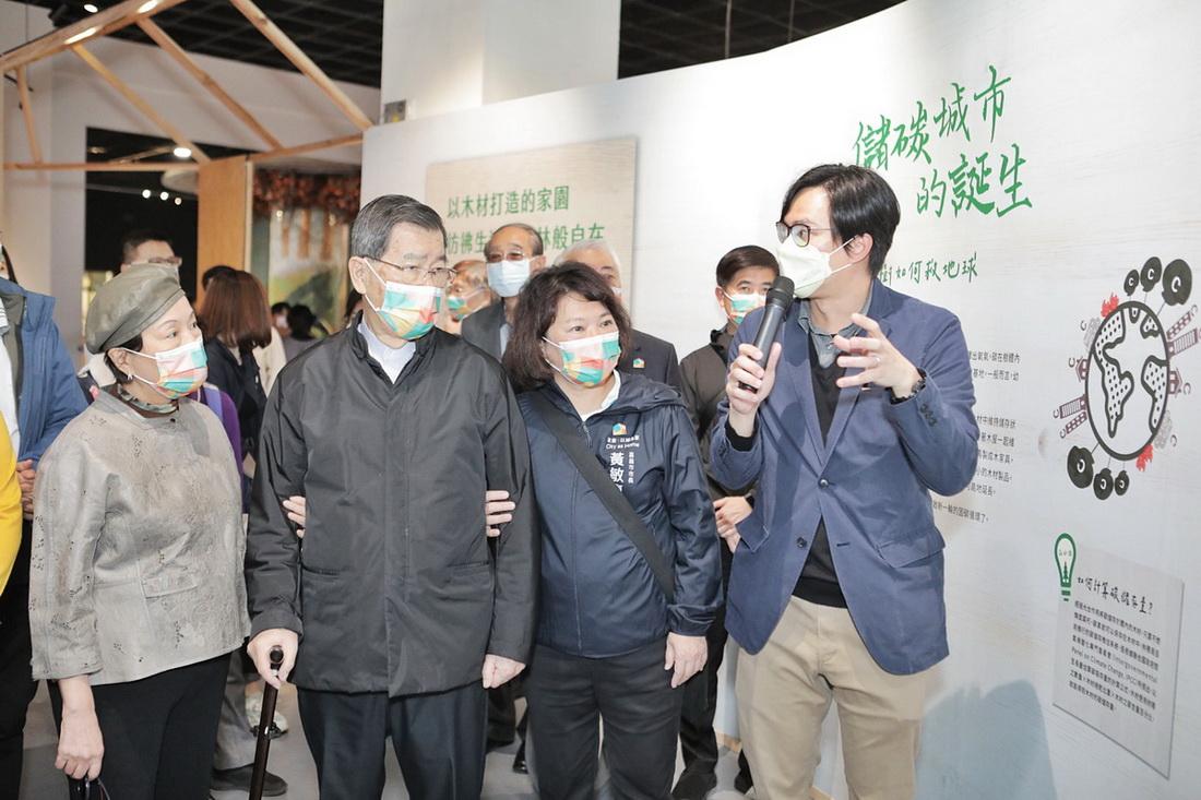 「微笑老蕭」回嘉逛台灣設計展大讚黃敏惠市長施政有方