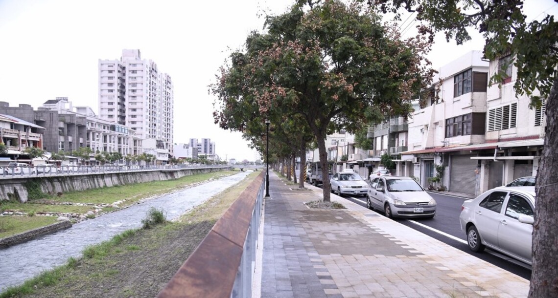 仁里橋到東昌橋吉安溪右岸堤防改建85公尺完工 改善交通及整體環境 徐榛蔚前往視察受到鄉親盛讚