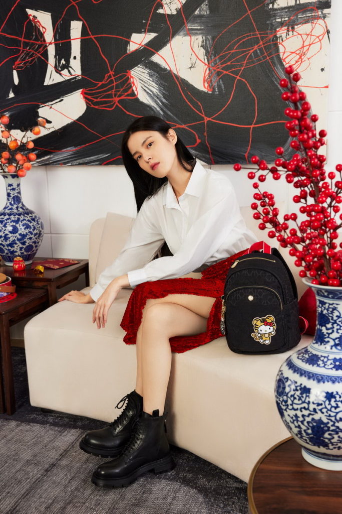 DELIA MINI小巧收納後背包,獨特的紅黑背帶更添率性風格,是實用又應景的最佳選擇