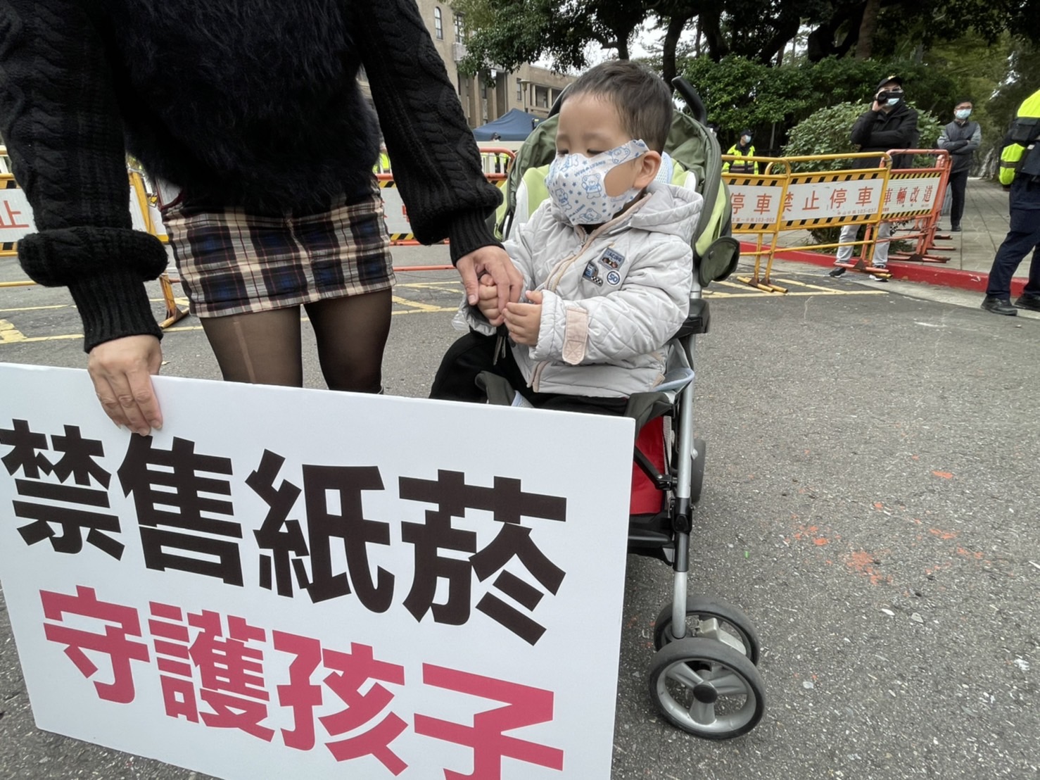 媽媽向蘇揆陳情速修《菸防法》 籲要打造「無菸之島」乾脆宣布禁售紙菸 76 S 56860869