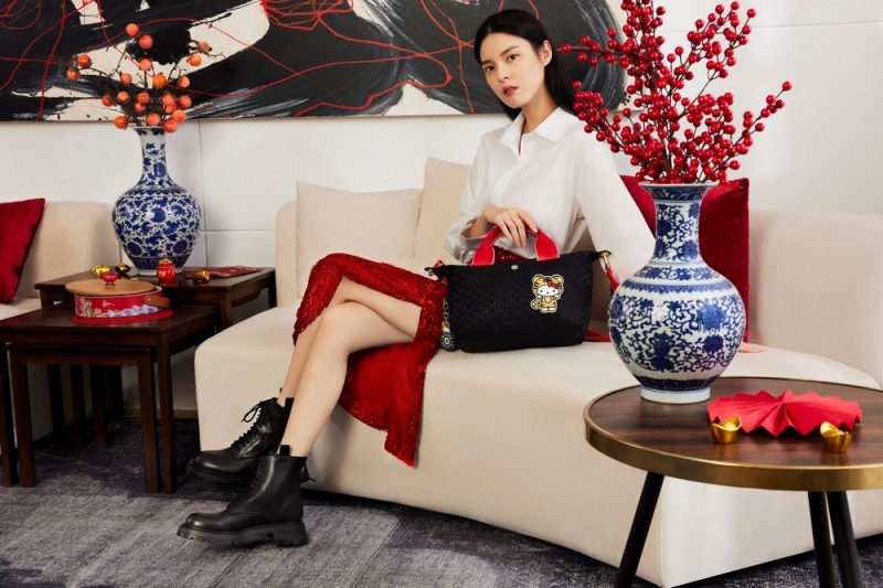 Kipling X Hello Kitty®聯名打造新春「虎運包」 即日起華麗上市!