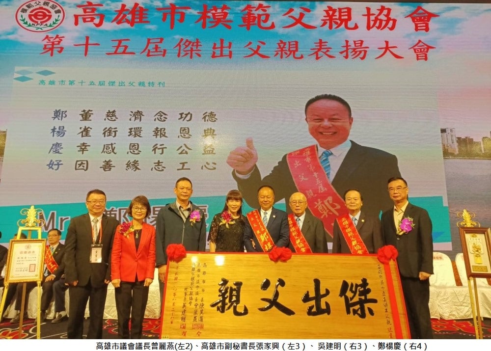 可能是 7 個人和大家站著的圖像