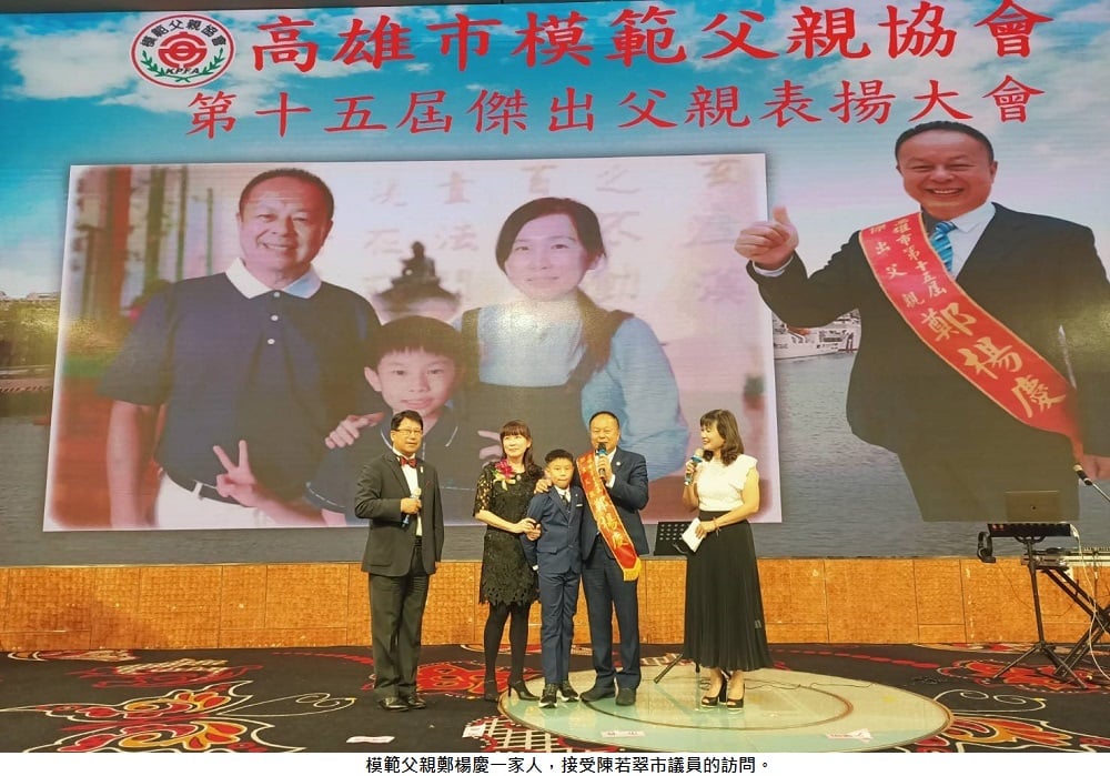 可能是 7 個人、大家站著和文字的圖像