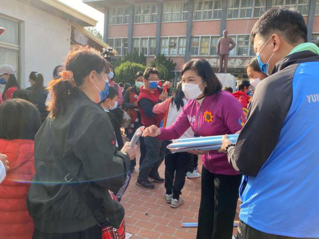 縣長張麗善送上年曆 祝賀鄉親 新年快樂 事事如意