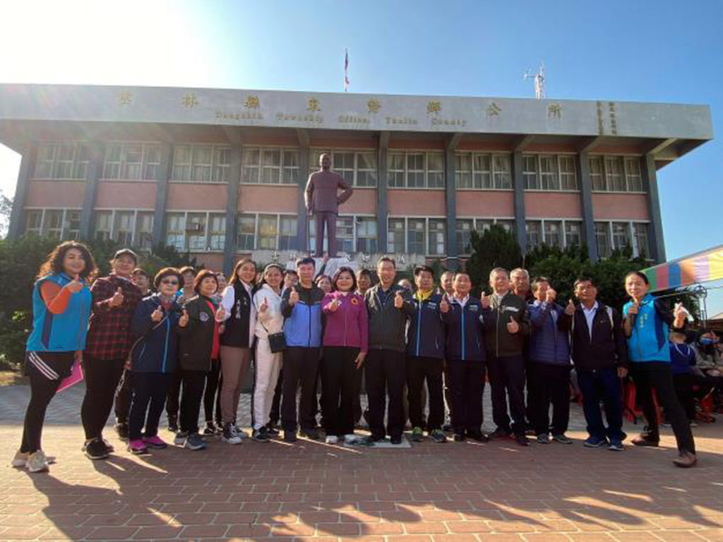 迎新送舊東勢遊 送走舊的一年 也送走舊公所大樓 迎接新年新大樓的到來