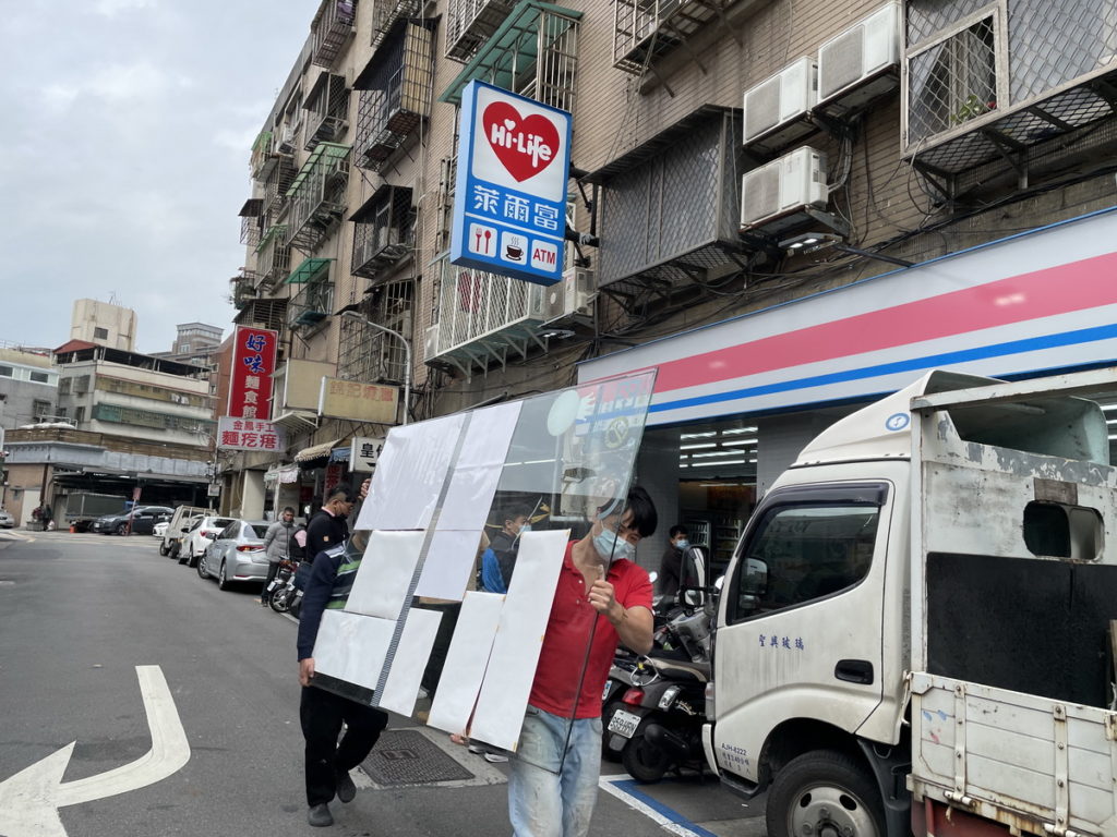 萊爾富北市信彩店今（31）日上午十時拆除自動門、玻璃櫥窗、冰箱門