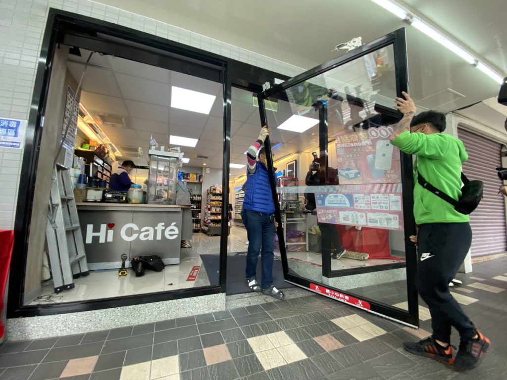 萊爾富北市信彩店今（31）日上午十時拆除自動門、玻璃櫥窗、冰箱門