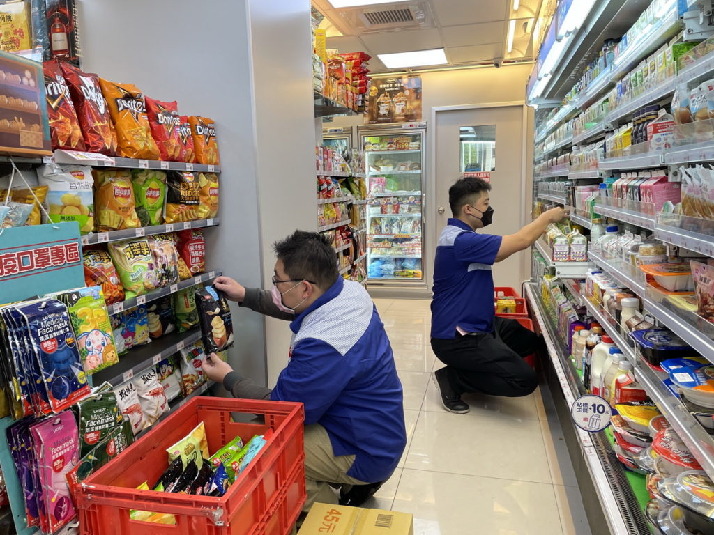 迎戰跨年夜，店員忙著補貨