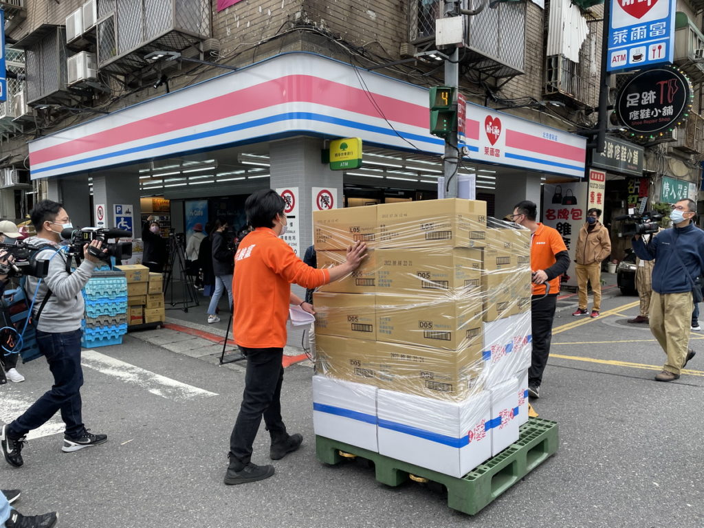 萊爾富跨年備戰，貨品運抵門市