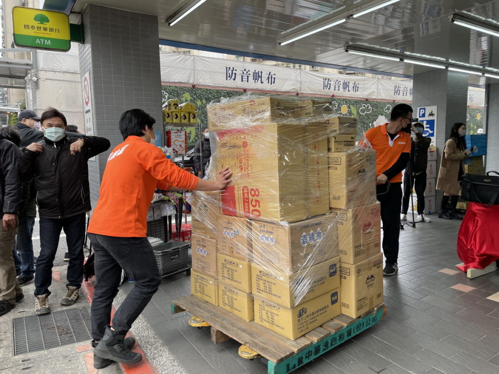 萊爾富跨年備戰，貨品運抵門市