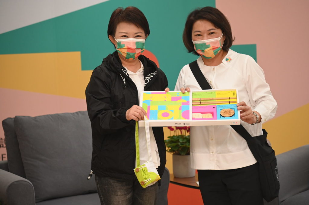 黃敏惠市長製贈盧秀燕市長紀念品
