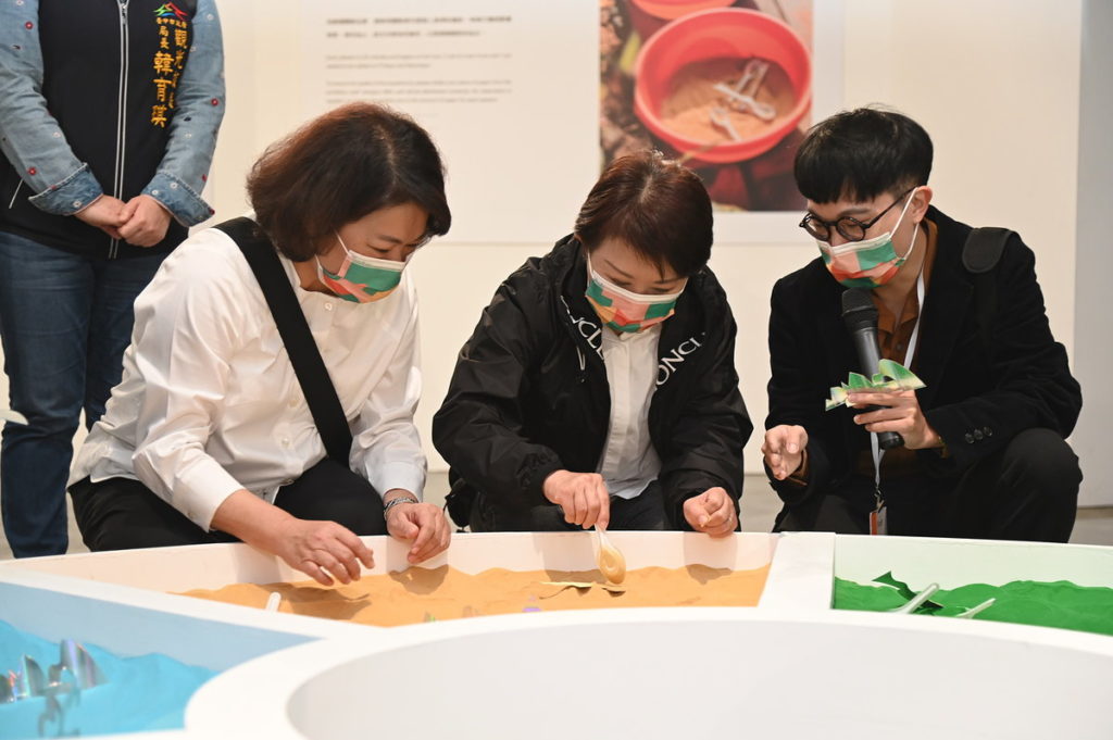 市長黃敏惠陪同盧秀燕市長看展