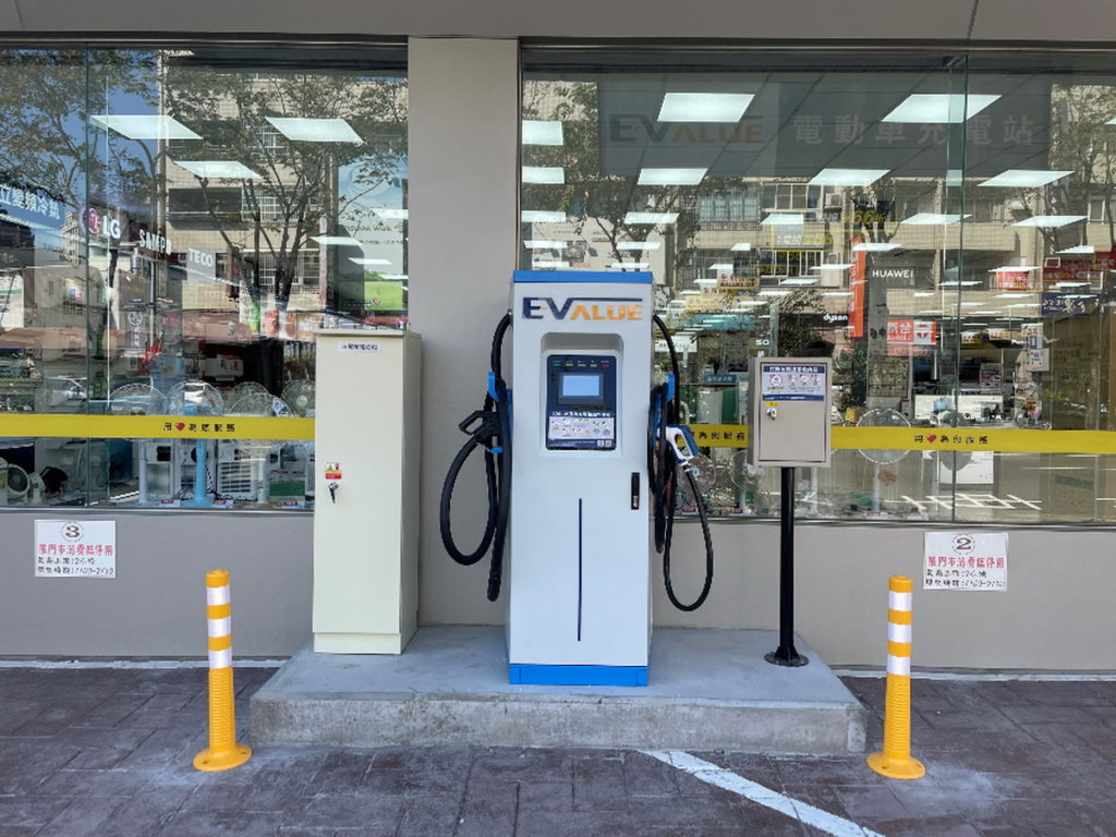 3C通路領頭羊!燦坤首創電動車快充服務站導入賣場