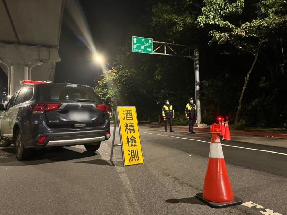 內湖分局員警於成功路五段執行取締酒駕勤務