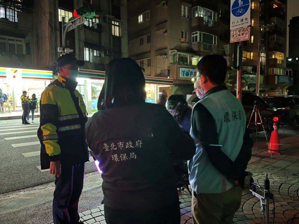 內湖分局員警於康寧國小執行高噪音車輛攔檢勤務