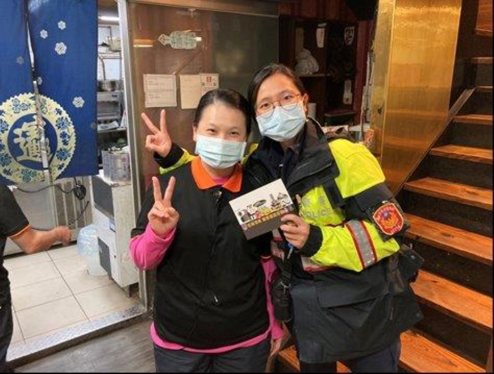 內湖分局員警於轄內易飲酒處所宣導酒後不駕車觀念