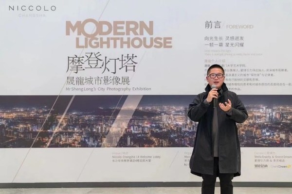 晟龍老師於現場解讀策展理念 晟龍老師於現場解讀策展理念