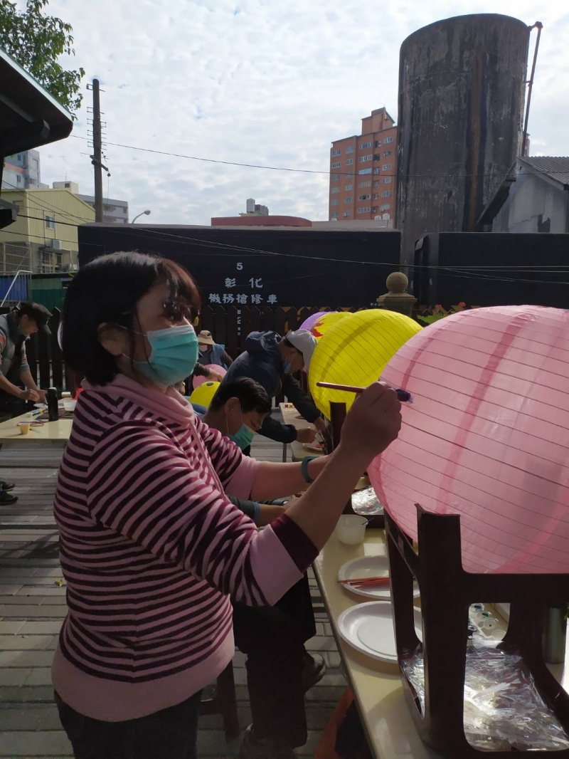 妝點美麗彰化市 300藝術家彩繪燈籠年厎前火車站迎遊子