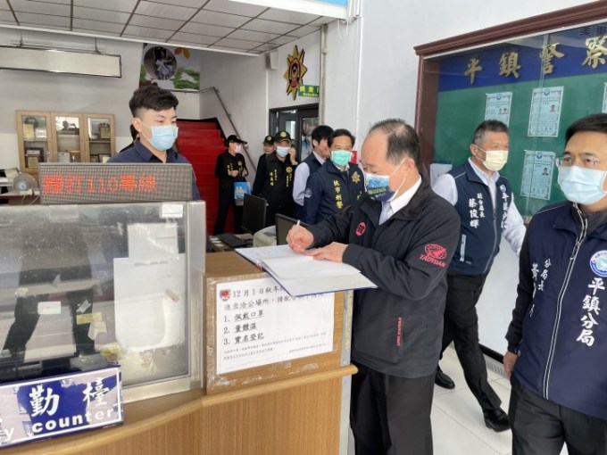 桃園市政府警察局局長陳國進特別前往平鎮警分局慰勉辛勞的警察同仁。圖：諶志明翻攝