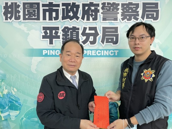 桃園市政府警察局局長陳國進特別前往平鎮警分局慰勉辛勞的警察同仁。圖：諶志明翻攝