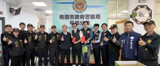 桃園市政府警察局局長陳國進特別前往平鎮警分局慰勉辛勞的警察同仁。圖：諶志明翻攝