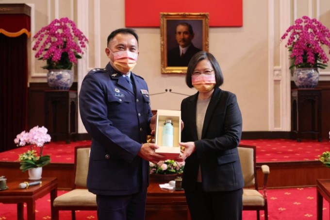 桃園高中教官劉駿耀獲總統蔡英文接見。圖：諶志明翻攝