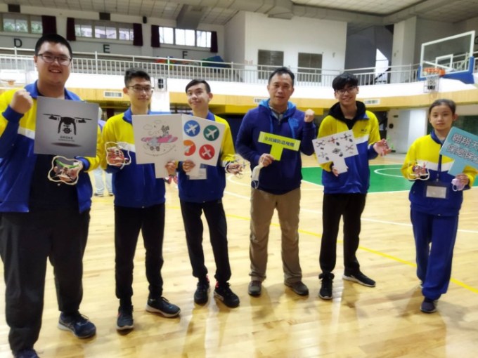 桃園高中教官劉駿耀與同學們合影。圖：諶志明翻攝