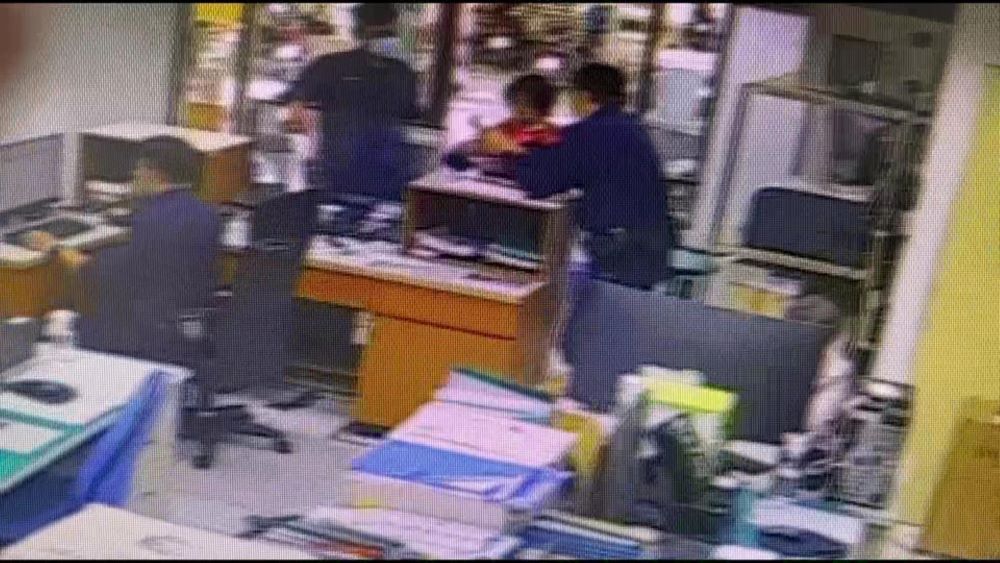 員警熱心解說查詢方法