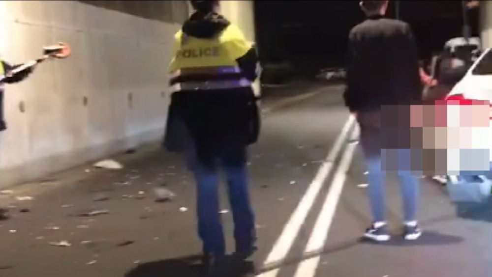 酒駕肇事現場碎片散落一地