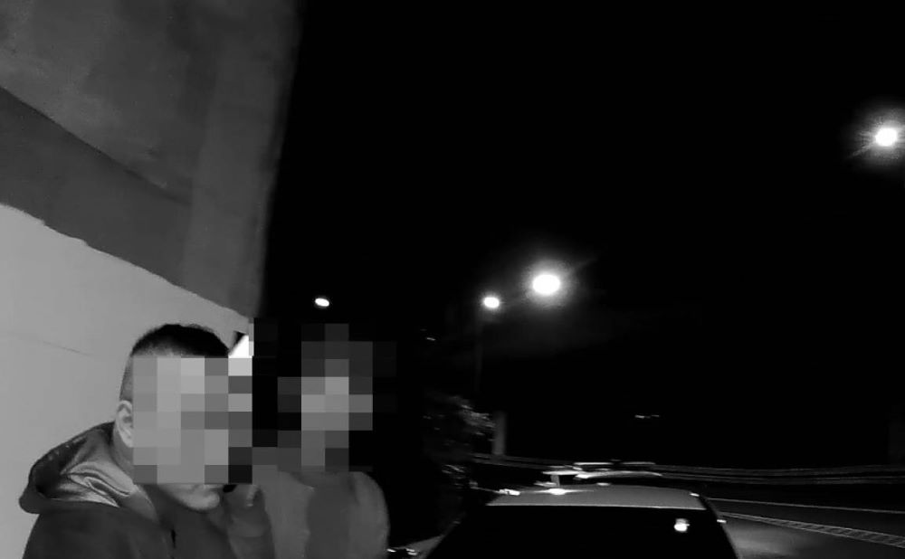 嫌疑人鄭男(左)與其友人