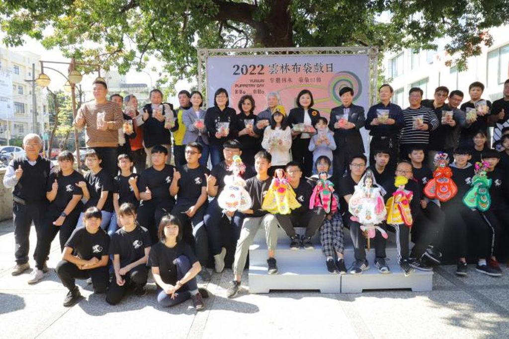 今天是布袋戲國寶大師黃海岱122歲冥誕,張縣長等人特地以特製長壽龜菠蘿麵包為大師祝