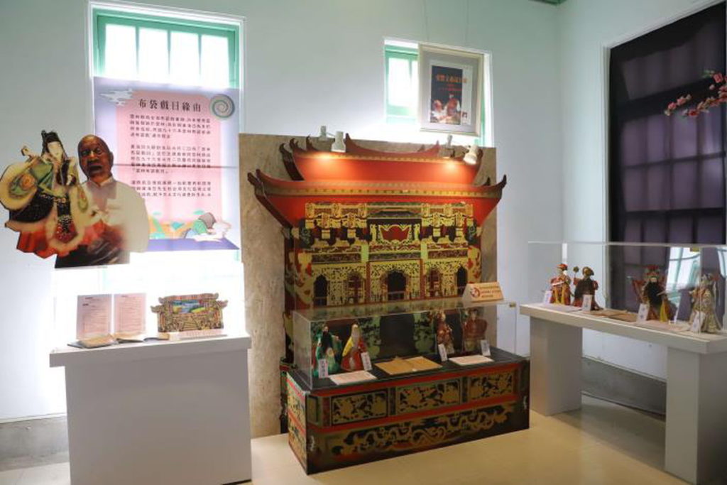 雲林布袋戲館內特別策劃「紀念布袋戲國寶-黃海岱展覽」展出黃海岱手稿、經典戲偶、劇