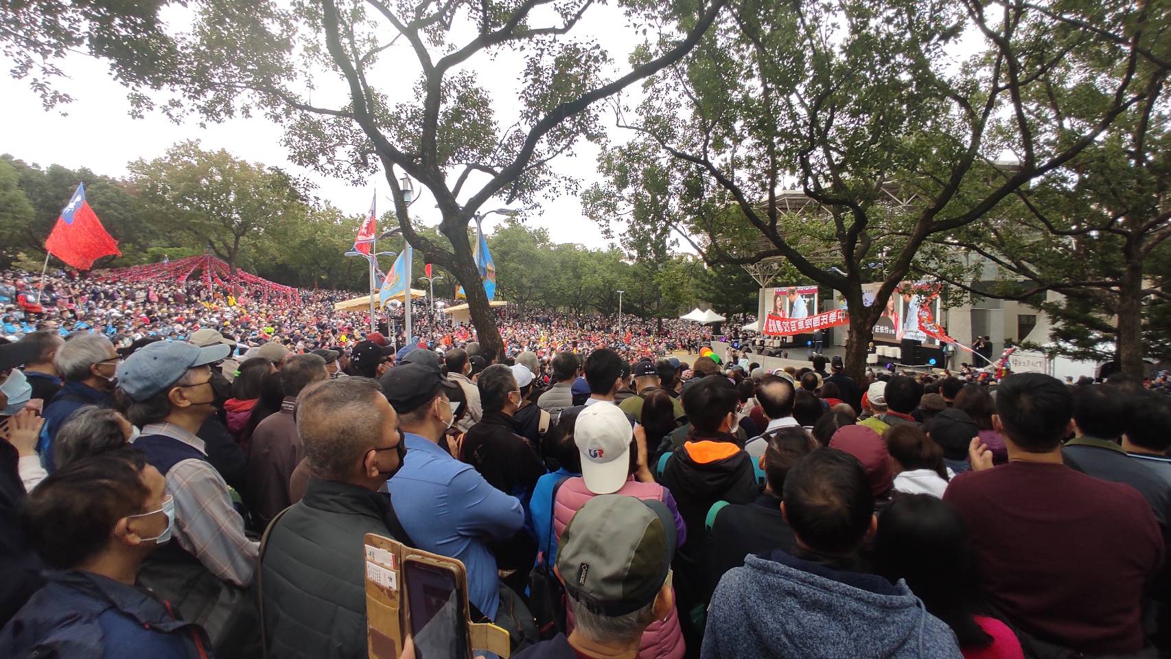 以新書之名/韓國瑜復出首場群眾活動 萬人擠爆大安森林公園 84 1190176