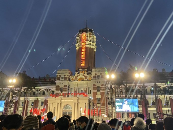 08-中原大學總統府前元旦升旗圓滿成功，祝福新的一年國運及校運昌隆。