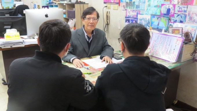 1- 4位航空公司前往中壢區美滿服務中心尋求協助。圖:中壢區美滿中心提供