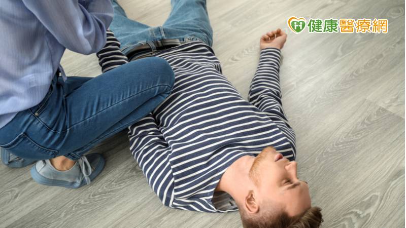 39歲男追劇突無呼吸心跳 經急救採低溫治療撿回一命
