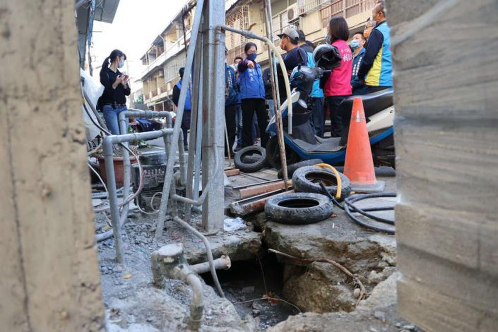 西平路616巷道排水溝為早期施設之暗溝,因年久失修,兩側排水溝牆多處損壞崩裂,溝底
