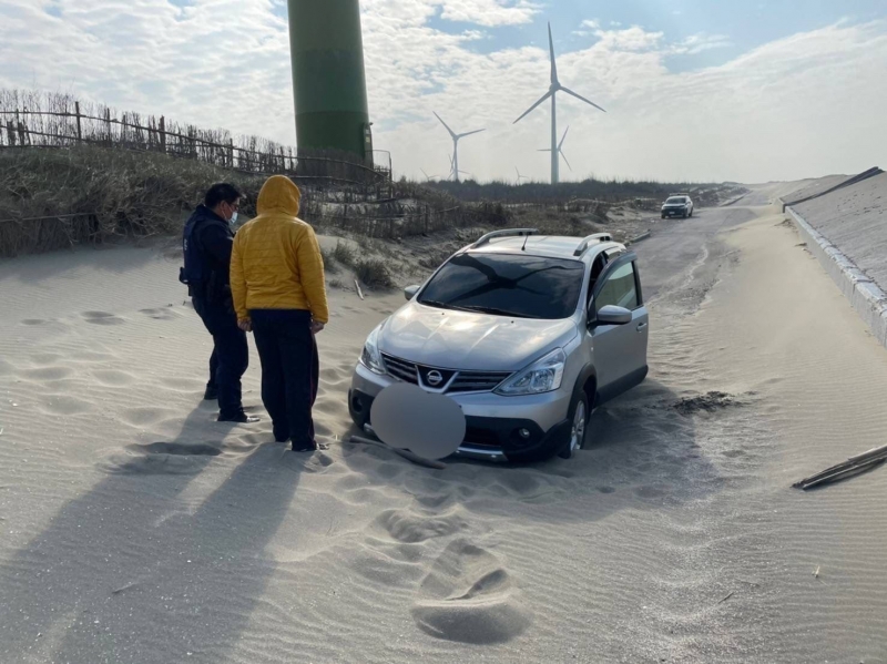 朝聖美麗西海岸不慎車陷海沙內 通霄警即刻救援排解困境