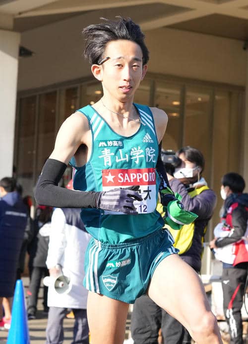 青山學院大 岸本大紀 跑出 1 小時 02 分 39 秒獲得區間賞，這是青山學院大在這次賽事第一位區間賞得主，把與第 2 位的差距一口氣拉開至 4 分 51 秒。圖片來源